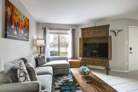 Lake-View Townhome w/ Pool Access in Houston Area! Apartment in Missouri City