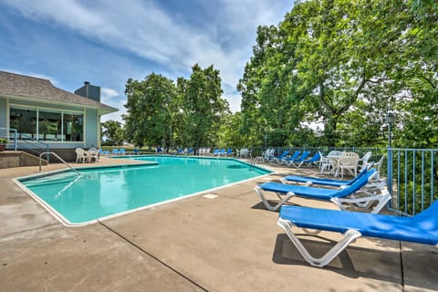 Lake View + Pool Access: Waterfront Ozark Escape! Apartment in Village Four Seasons