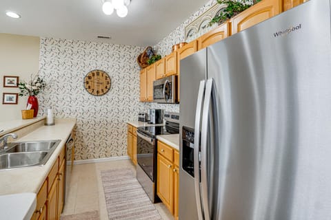 Lake View + Pool Access: Waterfront Ozark Escape! Apartment in Village Four Seasons