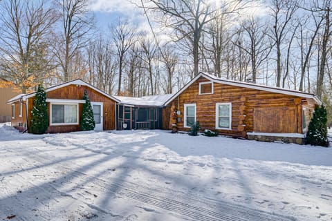 Rifle Lake Cabin! Michigan Outdoor Adventure Pad House in Michigan