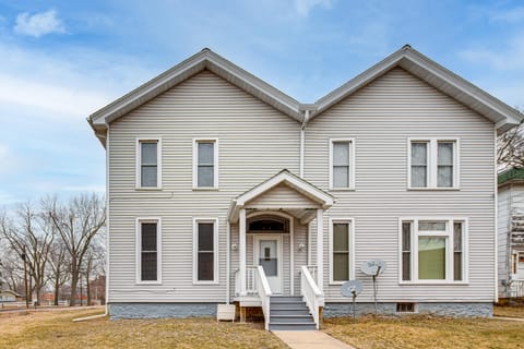 Walk to Old Town Ottawa! Starved Rock Country Home Apartment in Ottawa