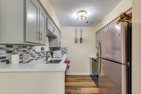 Great for Families! Quiet Auburn Getaway w/ Deck Apartment in Auburn