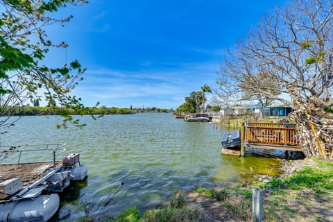 Lakefront Angler’s Oasis in Holiday! 8 Mi to Beach House in Holiday