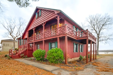 Steps to Shore: Group Getaway on Kentucky Lake! House in Lake Barkley