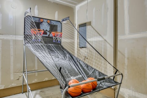 Willamette Wine Country Stay! Walk to Rainbow Lake House in Eugene