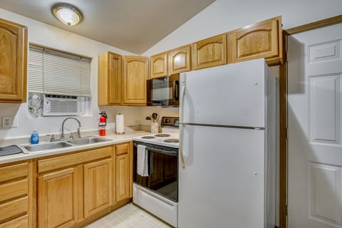 Willamette Wine Country Stay! Walk to Rainbow Lake House in Eugene