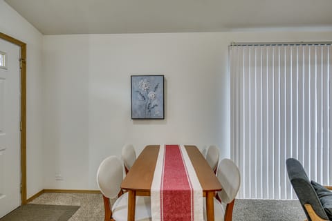 Willamette Wine Country Stay! Walk to Rainbow Lake House in Eugene