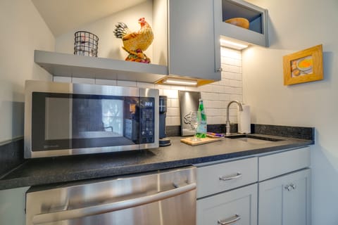 1 Mi to Centennial Park, Couple's West End Retreat Apartment in Nashville