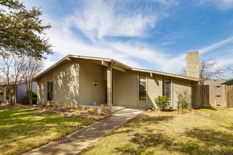 DFW Home Base! Quiet Suburb Stay w/ Yard House in Carrollton