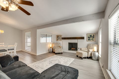 DFW Home Base! Quiet Suburb Stay w/ Yard House in Carrollton