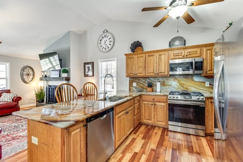 Angler’s Dream: Lake Guntersville Escape w/ Views! House in Alabama