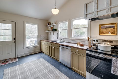 3+ Picturesque Acres! Historic Lexington Farmhouse House in Shenandoah Valley