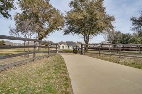 Private 1-Acre Hideaway, 2 Mi to Joe Pool Lake! House in Mansfield