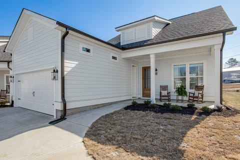 Boat-Ready Location! Airy Greenwood Family Cottage House in Lake Greenwood