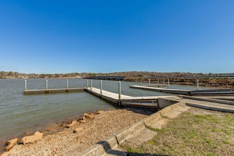 Boat-Ready Location! Airy Greenwood Family Cottage House in Lake Greenwood