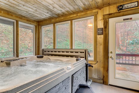 Waterfall Log Cabin: Private Hot Tub & Game Room House in Gatlinburg