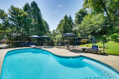 Waterfall Log Cabin: Private Hot Tub & Game Room House in Gatlinburg