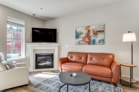 Bright & Modern! Family Home 11 Mi to Dtwn Tacoma House in King County