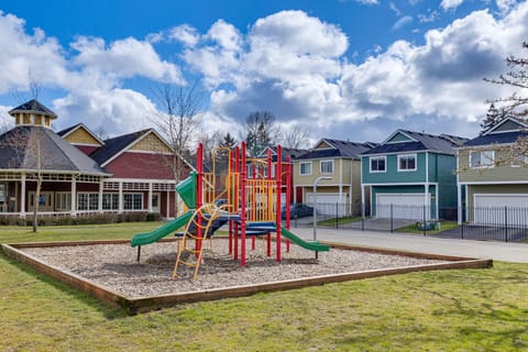 Bright & Modern! Family Home 11 Mi to Dtwn Tacoma House in King County