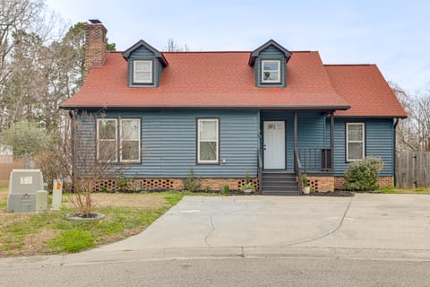 Family & Pet Friendly! Home 6 Mi to Surfside Beach House in Socastee