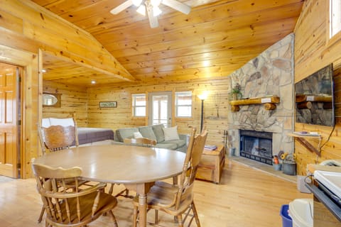 Eureka Springs Cabin on 9+ Acres: Community Perks! House in Arkansas