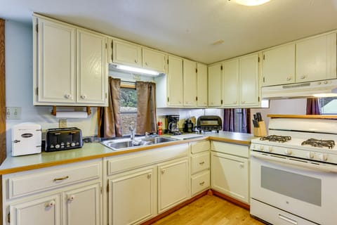 Steps to Lake Isabel & Trails! Mtn-View Hideaway House in Colorado