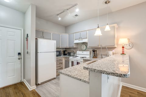 4 Mi to Ocean! Golfer’s Paradise in Myrtle Beach Apartment in Carolina Forest