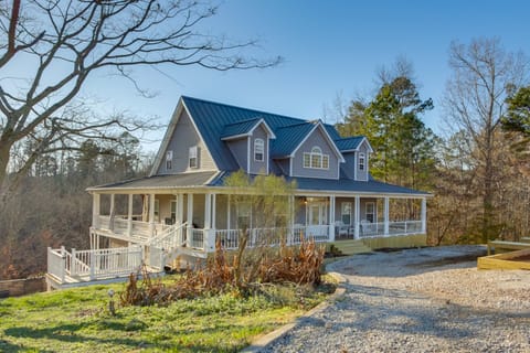 On-Site Lake Access: Serene Waterloo Getaway House in Pickwick Lake