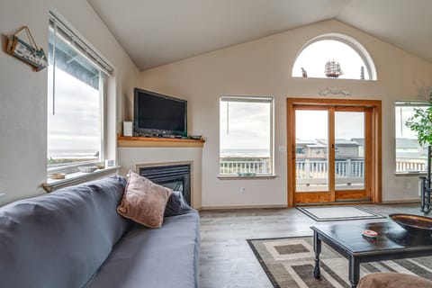 Walk to Beach! Pet-Friendly Westport Home w/ Views House in Westport