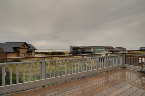 Walk to Beach! Pet-Friendly Westport Home w/ Views House in Westport