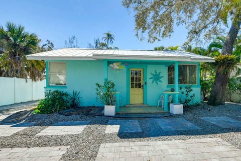 'Vintage Mermaid Cottage' 4 Mi to Siesta Key Beach Cottage in Sarasota