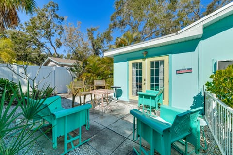 'Vintage Mermaid Cottage' 4 Mi to Siesta Key Beach Cottage in Sarasota