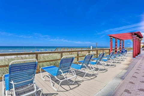 Gulf-Front Fun! Majestic Beach Resort Condo Apartment in Long Beach