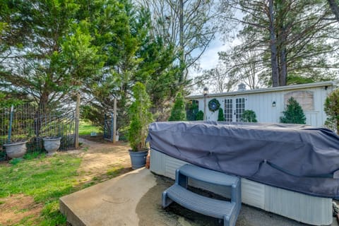 Hot Tub Access: Historic Group Getaway in Amherst! House in Massies Mill