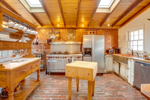 Hot Tub Access: Historic Group Getaway in Amherst! House in Massies Mill