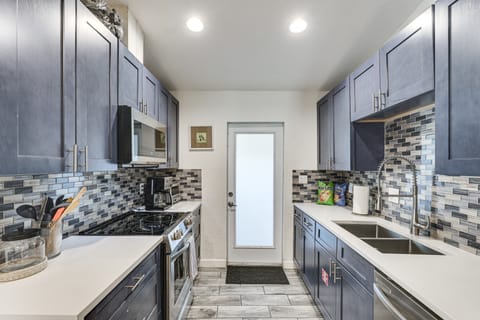 Sun-Drenched Sanctuary Near Las Olas & Beaches! House in Fort Lauderdale