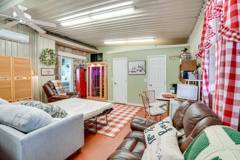 3 Mi to Dtwn: Wichita Falls Gem w/ Private Sauna! Cottage in Wichita Falls