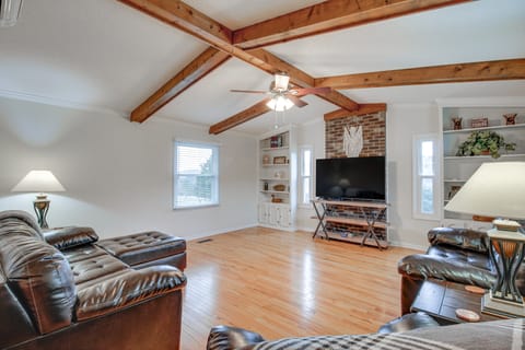 Spacious Fishing Getaway by Lake Guntersville! House in Alabama