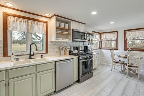 'The Farmhouse' - Spacious Country Retreat House in Michigan