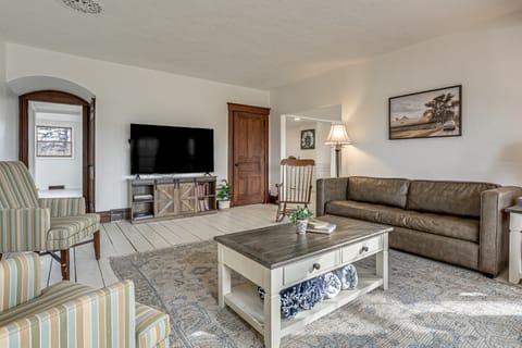 'The Farmhouse' - Spacious Country Retreat House in Michigan