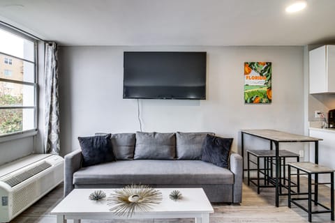 2 Blocks to Shore! Chic South Beach Studio Apartment in Flamingo Lummus