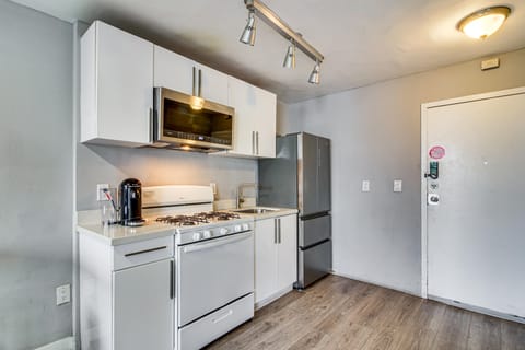 2 Blocks to Shore! Chic South Beach Studio Apartment in Flamingo Lummus