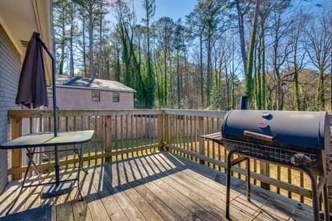 7 Mi to Dtwn ATL! Family-Friendly Escape w/ Deck House in Atlanta