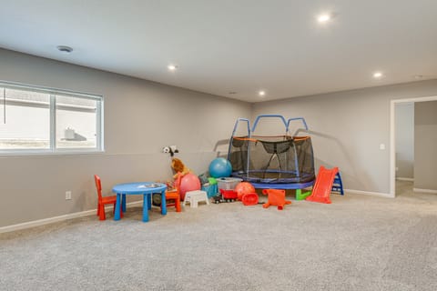 2 Mi to National Sports Center: Blaine Base Camp House in Blaine