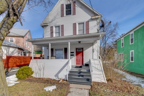 Parks, Pours & Lake Days: Walkable Geneva Wine Hub Apartment in Geneva