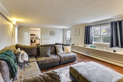 4 Mi to Downtown: Madison Getaway w/ EV Charger! Apartment in Madison