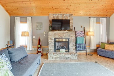Viewing Deck! Scenic Sanctuary in Mountain Home House in Arkansas
