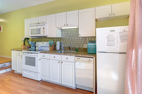 Steps to Sand: Chic Couple’s Garden City Retreat Apartment in Garden City