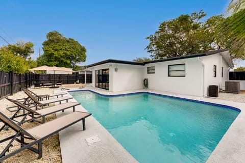 Private Pool, Game Room! World Cup HQ Near Stadium House in Hollywood