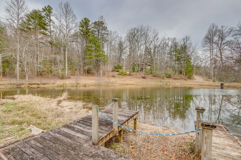 Pond On-Site! Couples Escape 7 Mi to Hiwassee Lake House in Tennessee
